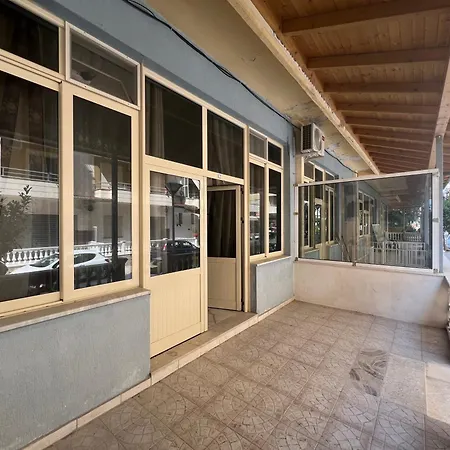 Ground Floor Comfort - Spacious & Modern Διαμέρισμα *